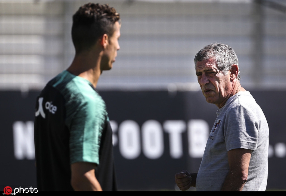 C罗练high了！这摆的啥奇怪造型