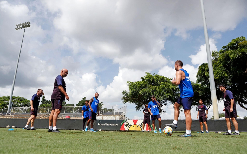 巴萨美国开练 库鸟笑的开心