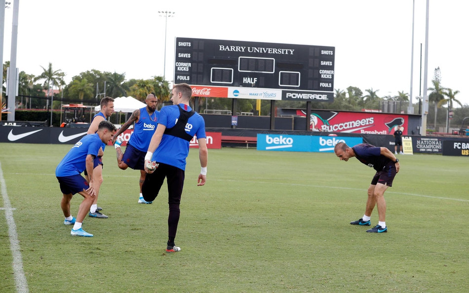 巴萨美国开练 库鸟笑的开心