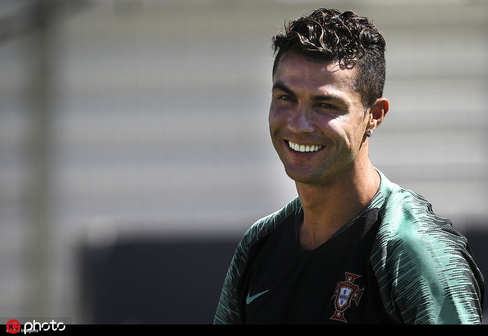 C罗练high了！这摆的啥奇怪造型