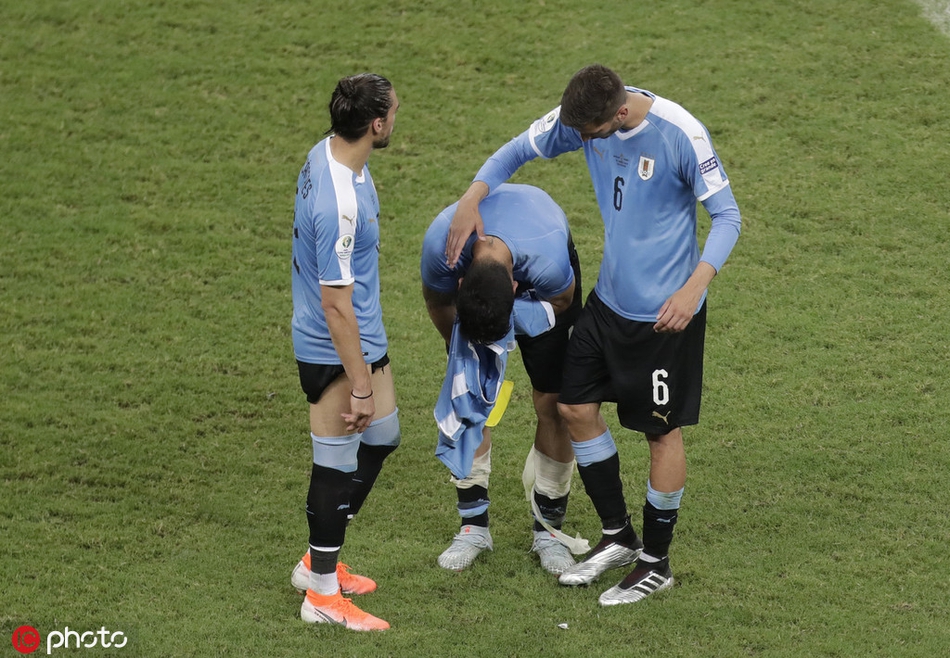 苏牙罚失点球 出局后掩面痛哭