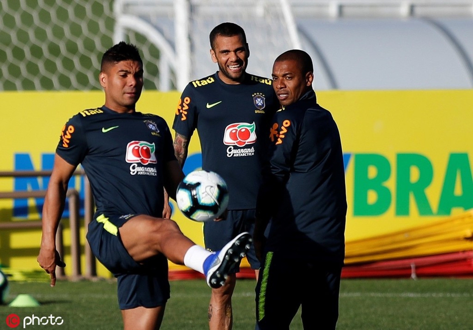 内马尔又伤了?一瘸一拐退出训练