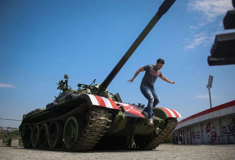 硬核球迷开坦克来球场助威