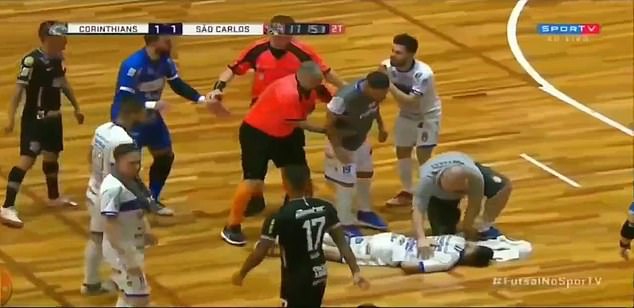 巴西足球比赛骇人一幕！飞脚踹头致人当场昏厥