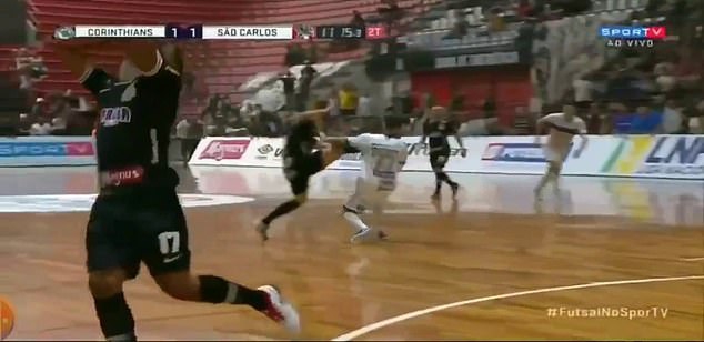 巴西足球比赛骇人一幕！飞脚踹头致人当场昏厥