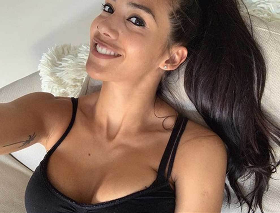 法甲人妻浴室全裸玩自拍