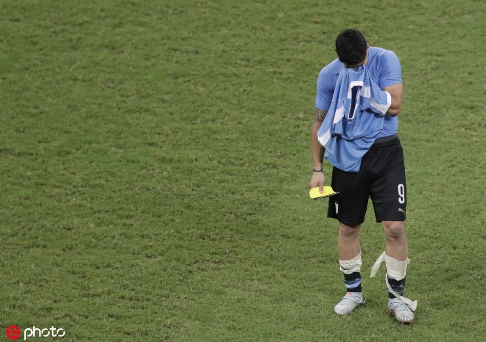 苏牙罚失点球 出局后掩面痛哭