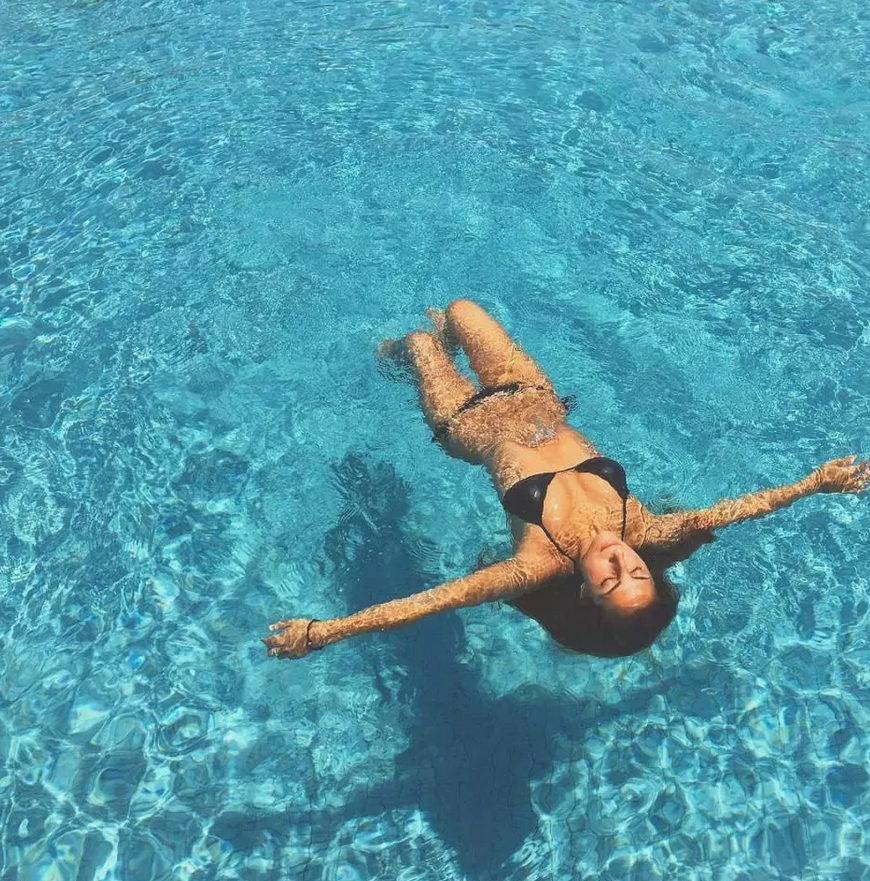 曼城大将女友纤美腰身秀一字马