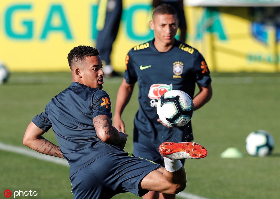 内马尔又伤了?一瘸一拐退出训练