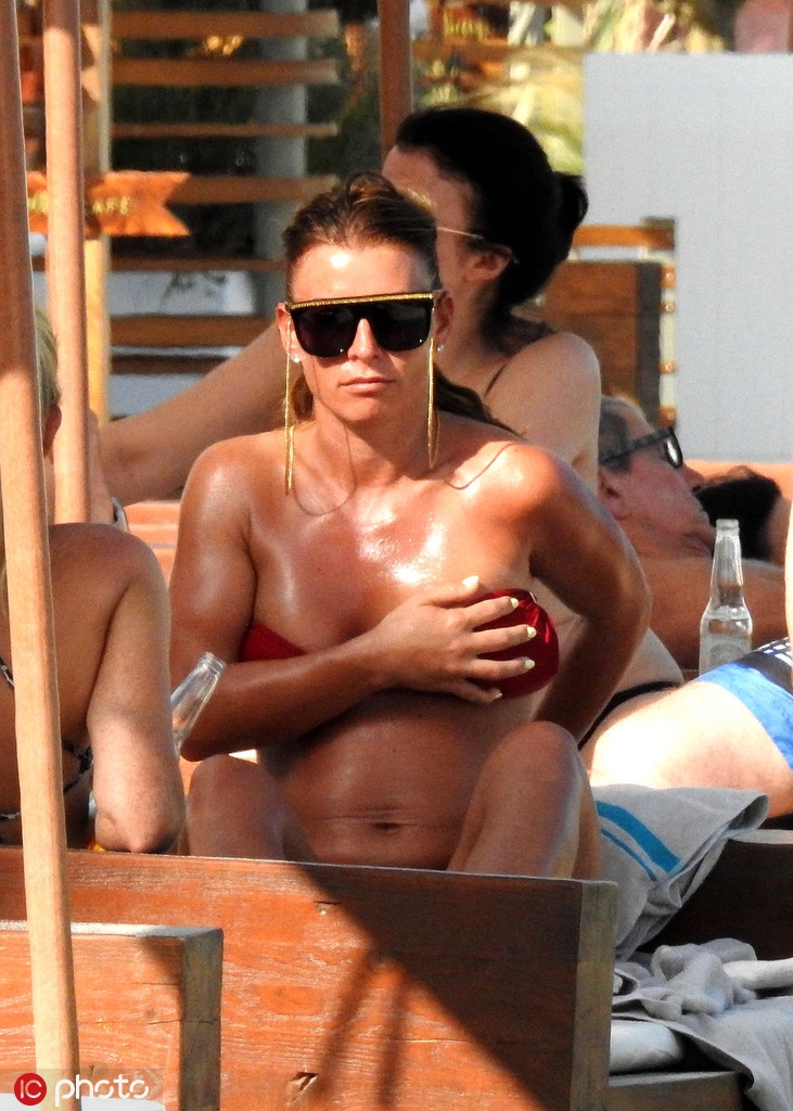 鲁尼娇妻光天化日下脱衣解罩