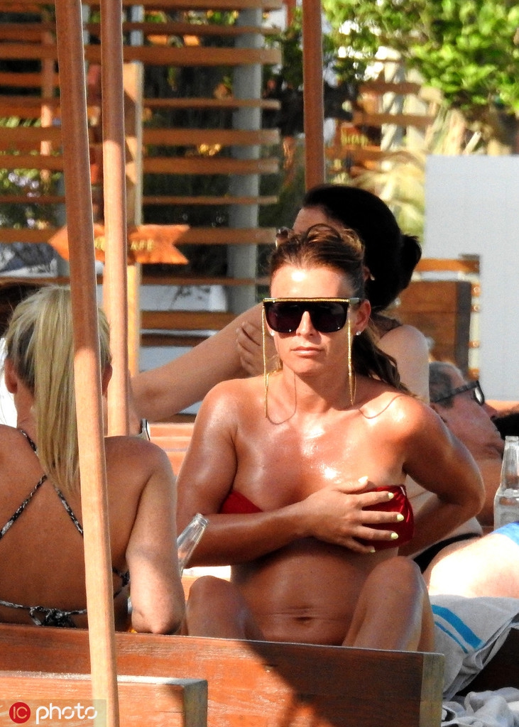 鲁尼娇妻光天化日下脱衣解罩