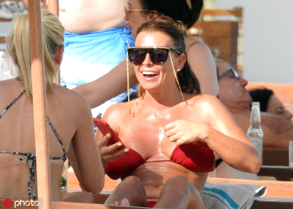 鲁尼娇妻光天化日下脱衣解罩