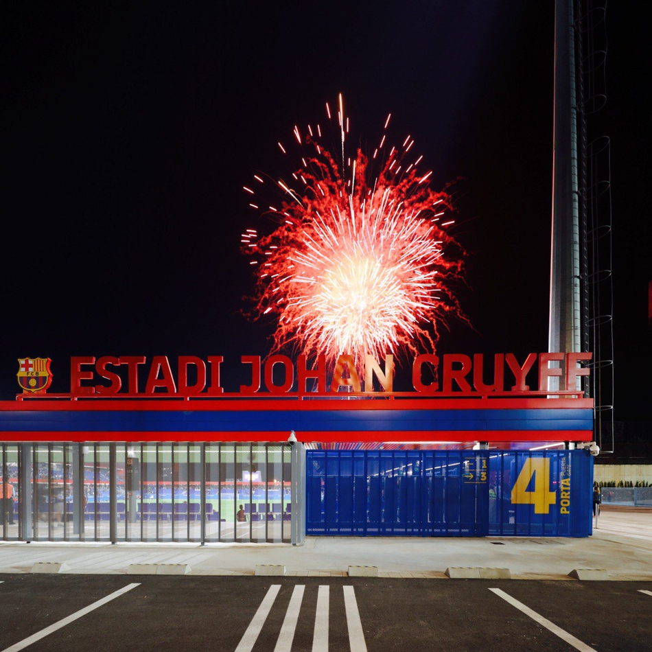 梅西皮克出席克鲁伊夫球场开幕仪式