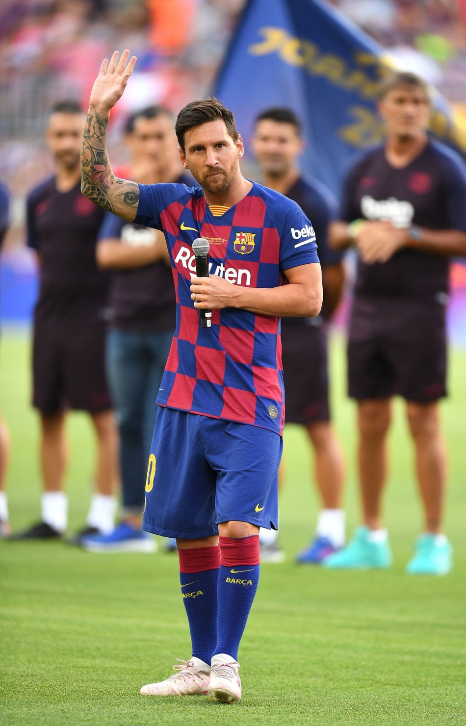 梅西亮相诺坎普振奋演讲动员新赛季