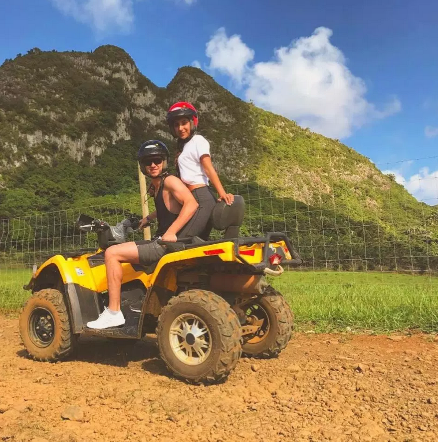 曼城大将女友纤美腰身秀一字马