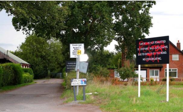 曼联门口被涂“博格巴滚蛋” 血红色大字太扎眼