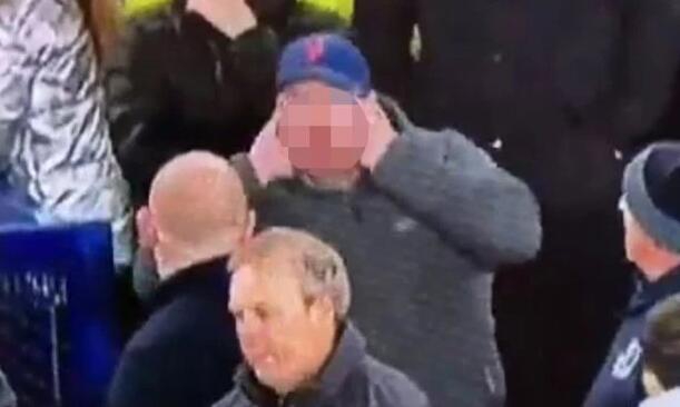 埃弗顿球迷对孙兴O做出拉眼角动作