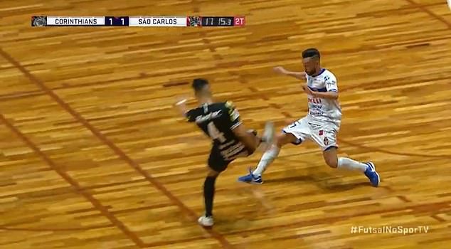 巴西足球比赛骇人一幕！飞脚踹头致人当场昏厥