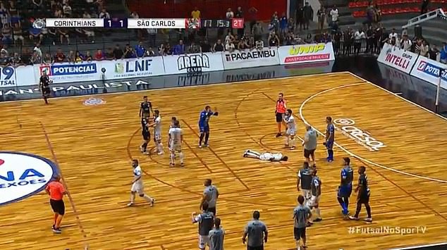 巴西足球比赛骇人一幕！飞脚踹头致人当场昏厥