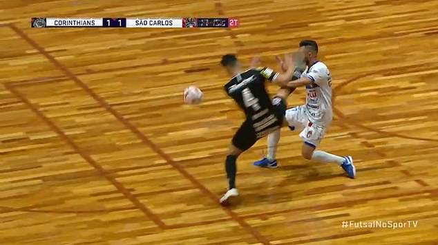 巴西足球比赛骇人一幕！飞脚踹头致人当场昏厥