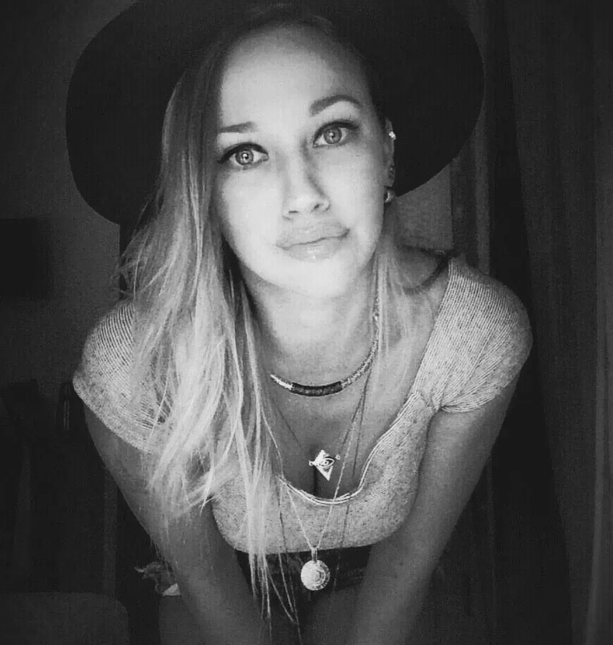 伊瓜因美艳女友 魅惑低胸衣