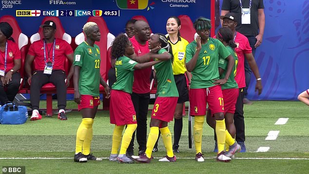 喀麦隆进球越位被吹，球员不满