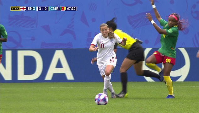 喀麦隆球员推搡中国裁判秦亮