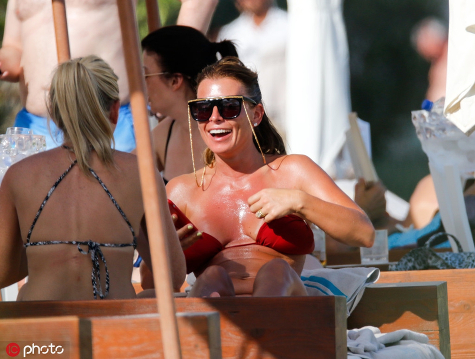 鲁尼娇妻光天化日下脱衣解罩