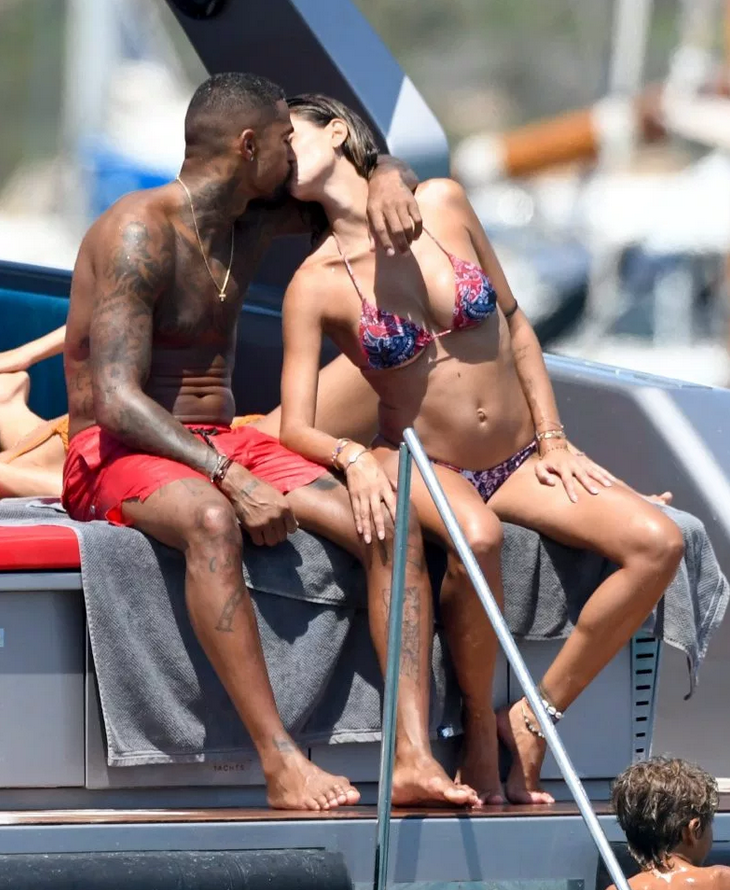 前巴萨大将欲望之夏 搂脖亲湿身美人