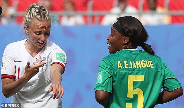 伊詹古向托尼-达根身上吐痰