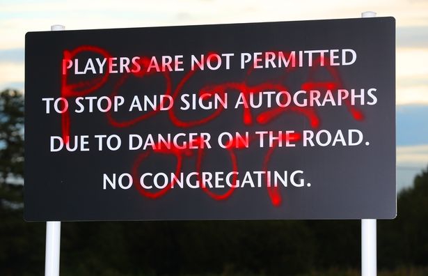 曼联门口被涂“博格巴滚蛋” 血红色大字太扎眼