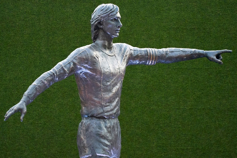 巴萨克鲁伊夫雕像揭幕 这句历史名言