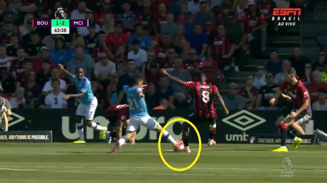 席尔瓦禁区内被踩，裁判看了VAR仍不判点球。