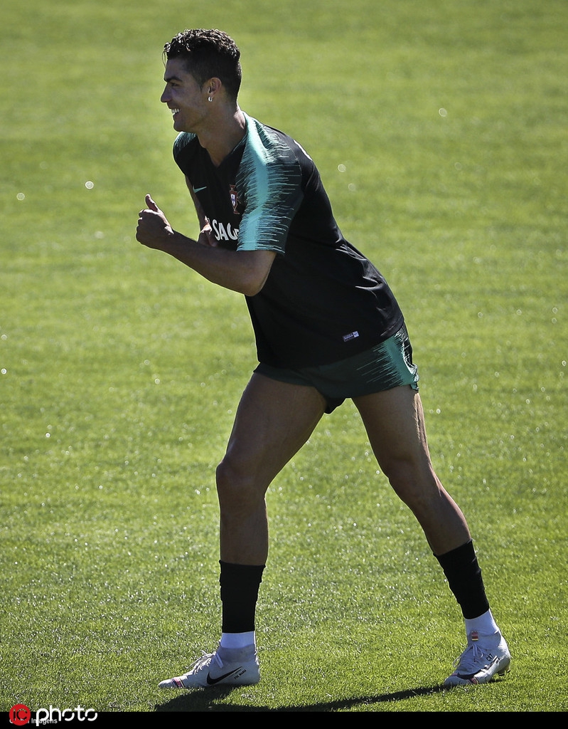 C罗练high了！这摆的啥奇怪造型