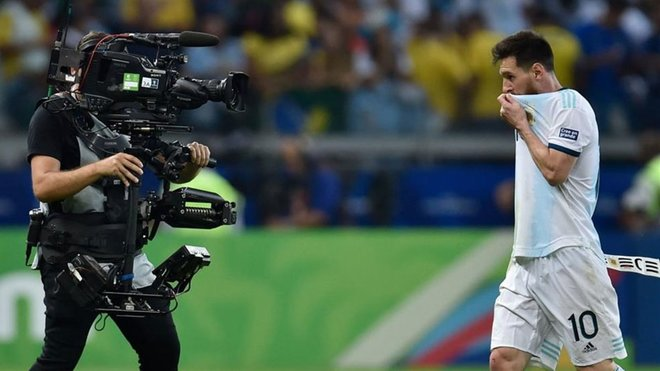 巴西球迷嘲讽梅西:决赛你只能看着