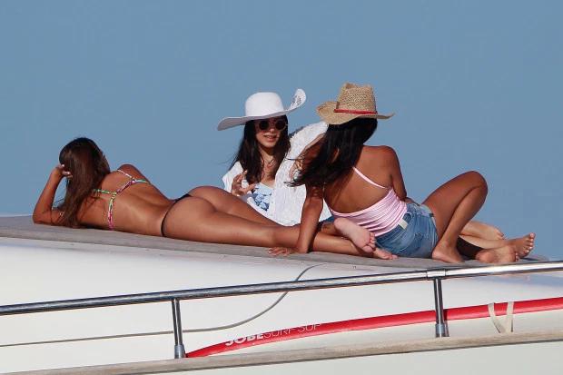 梅西夜总会里手抓爱妻臀部