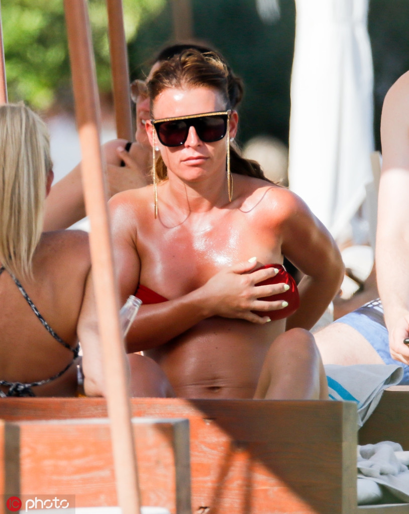 鲁尼娇妻光天化日下脱衣解罩