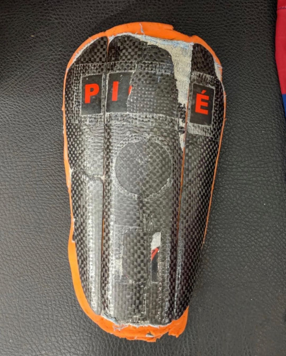 C罗内马尔的护腿板长这样