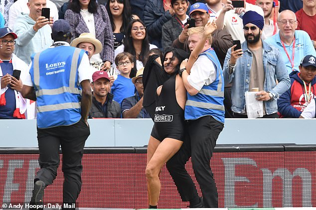 欧冠决赛裸女一幕再现!这次是她妈