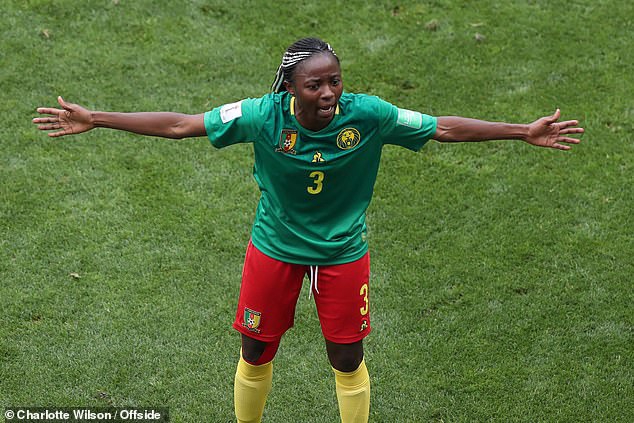 喀麦隆进球越位被吹，球员不满