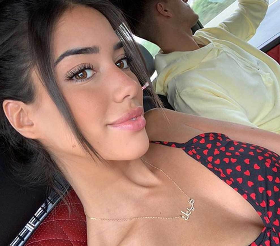 巴萨悍将女友绝世好臀 露半球勾诱