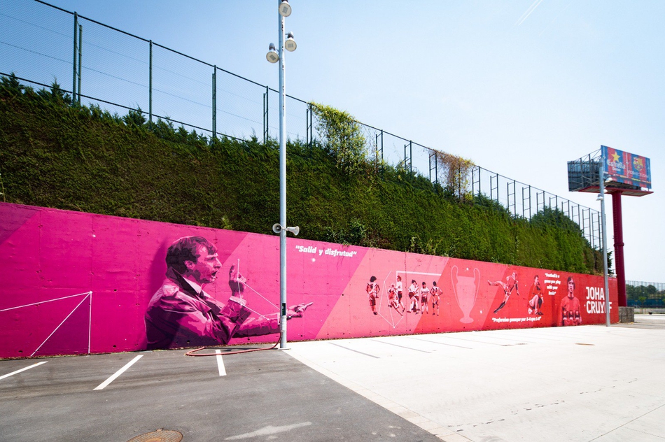 梅西皮克出席克鲁伊夫球场开幕仪式