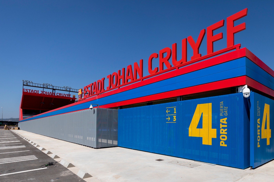 梅西皮克出席克鲁伊夫球场开幕仪式