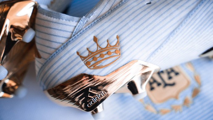 霸气白金配色！梅西巴萨首秀15周年纪念版战靴