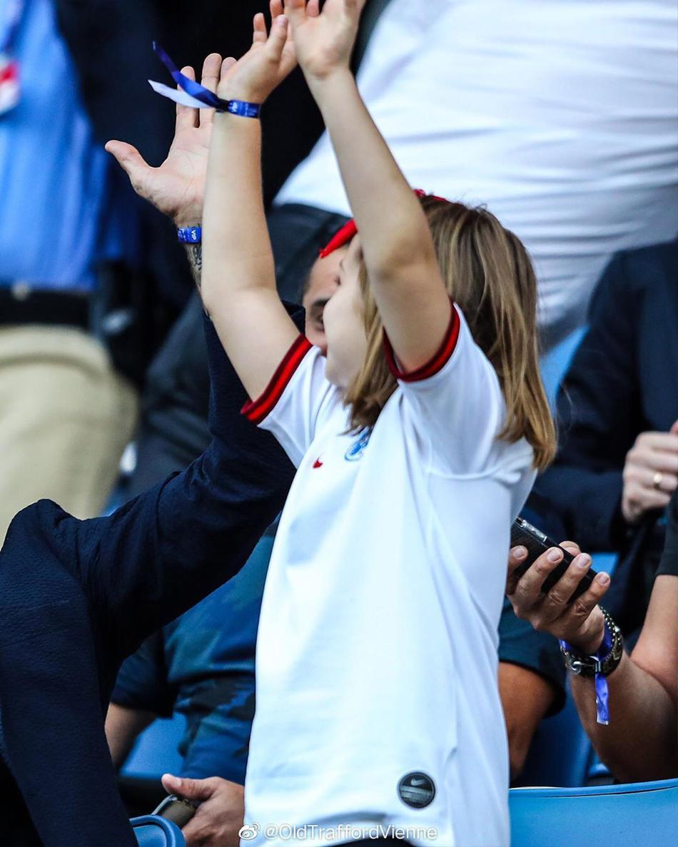 小贝带小七探营英格兰女足