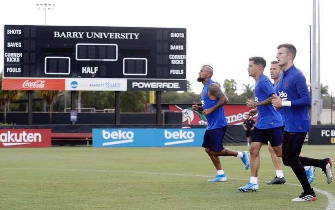 巴萨美国开练 库鸟笑的开心