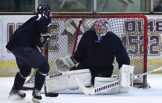 切赫退役后开启了冰球职业生涯