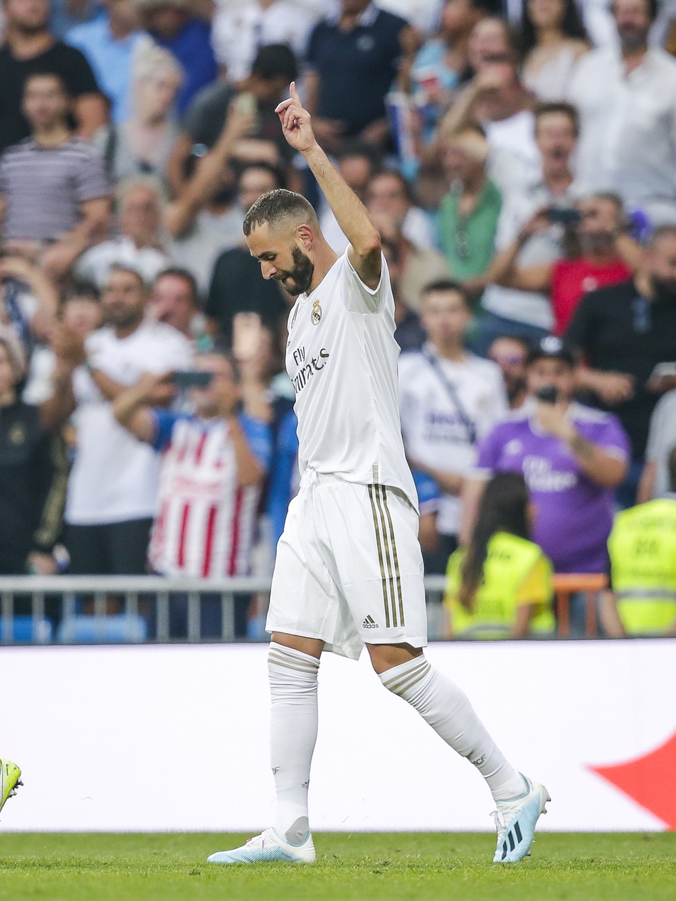 本泽马梅开二度助皇马取胜