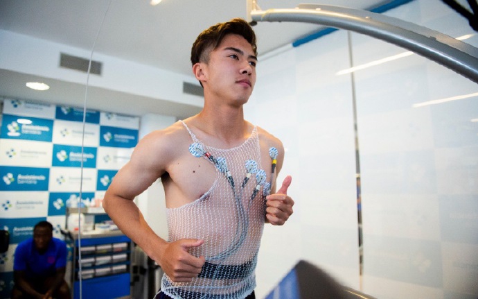 日本两大天才相聚皇马巴萨