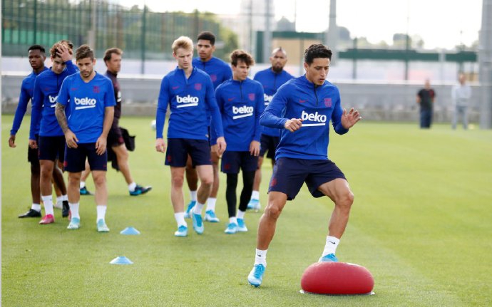 苏神回归巴萨训练 梅西伤还没好